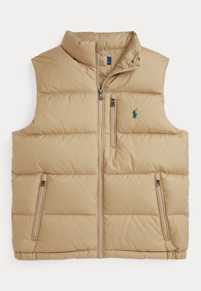 Colete puffer bege com gola alta, fecho frontal e dois bolsos laterais com fecho. Apresenta um logótipo verde na área do peito esquerdo. Textura suave.