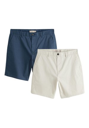 To par shorts, den ene marineblå og den anden beige, begge med bæltestropper, forlommer og knapper i taljen.