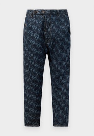 Dunkelblaue Jeans aus Denim mit einem Muster aus ineinander verwobenen Buchstaben. Gerade Passform, mit Knopf- und Reißverschluss sowie Seitentaschen.