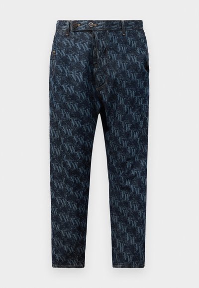 Jeans din denim cu un model albastru închis, cu litere împletite. Croială dreaptă, cu închidere cu nasture și fermoar, și buzunare laterale.