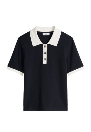 Czarna koszulka polo z krótkim rękawem, białym kołnierzykiem, białą plisą na guziki z trzema guzikami oraz białymi mankietami na rękawach.