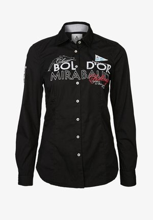 Maglietta nera a maniche lunghe in cotone con chiusura a bottoni. Presenta grafiche bianche e rosse, tra cui loghi e testo sul petto e sulle maniche.