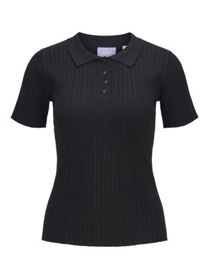Tricou polo negru, cu mâneci scurte, din material tricotat cu dungi, având patru nasturi și un guler tradițional.