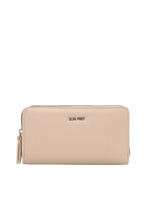 Aukštos kokybės smėlio spalvos tekstūruota stačiakampė piniginė su užtrauktuku ir „SURI FREY“ sidabriniu metaliniu logotipu priekyje centre.