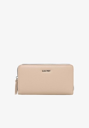 Beige struktureret rektangulær pung med lynlåslukning og "SURI FREY" logo i sølvmetal foran i midten.