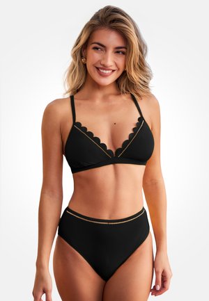 Conjunto de bikini negro con diseño de borde festoneado con detalles dorados. La parte superior tiene tirantes finos y forma triangular, mientras que la parte inferior es de talle alto.