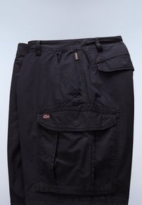 Pantaloncini cargo neri con molte tasche, vita elastica e un piccolo dettaglio con bandiera ricamata. Realizzati in tessuto resistente e leggero.