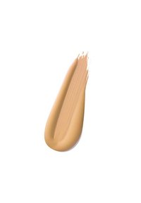 Beige foundation in een gladde, verlengde, gebogen streek met een matte afwerking en subtiele textuur; aangebracht op een witte achtergrond.