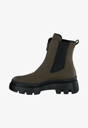 Botte courte en cuir vert olive foncé avec des panneaux latéraux élastiques, une fermeture éclair et une épaisse semelle en caoutchouc noir présentant un motif de semelle robuste.