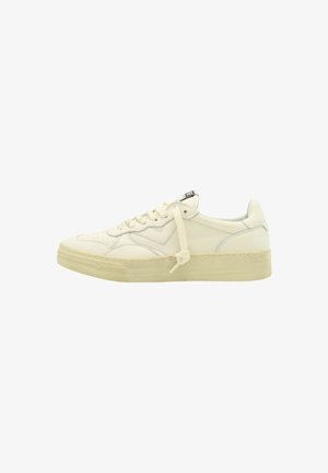 Baskets en cuir blanc avec une surface texturée, bout rond, lacets plats et semelle épaisse légèrement surélevée. Présente des accents bleu clair.