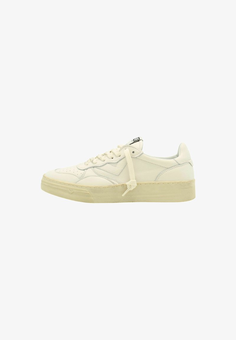 Sneaker bianco in pelle con superficie texturizzata, punta tonda, lacci piatti e suola spessa, leggermente rialzata. Presenta accenti azzurri.