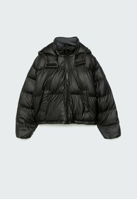 Veste matelassée noire au design court, dotée d'un col montant, d'une fermeture éclair, et d'une finition brillante. Texture lisse et absence de quincaillerie visible.