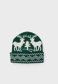 Gorro verde de punto con patrones de renos blancos y árboles de pino. La parte inferior tiene un diseño de zigzag texturizado. Material suave y acogedor.