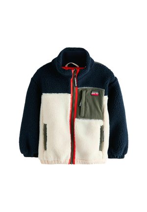 Fleecejacke mit marineblauen Ärmeln und Oberkörper, weißem Körper, olivgrünen Taschen, roten Reißverschlussakzenten und Superdry-Logo auf der Brusttasche.