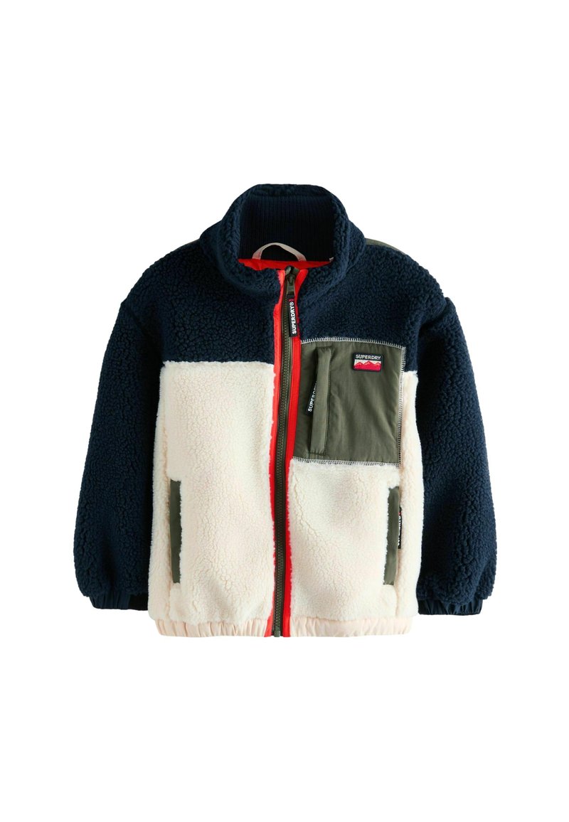 Fleece bunda s námorníckymi rukávmi a hornou časťou hrude, bielym telom, olivovými vreckami, červeným zipsom a logom Superdry na vrecku na hrudi.