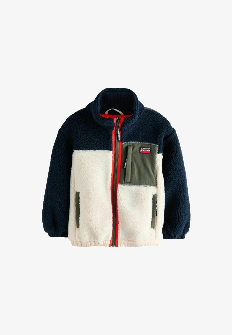 Giacca in pile con maniche e parte superiore del petto blu navy, corpo bianco, tasche verde oliva, rifiniture della cerniera rossa e logo Superdry sulla tasca del petto.