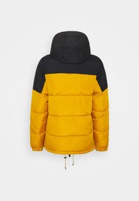 Dunjakke med sort hætte og øverste panel, levende gul nederste sektion, quiltet design med justerbare snore i kanten.