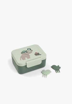 Grøn madkasse med elefant- og mariehøne-design, ledsaget af to små madspyd formet som fugle i lys og mørkegrøn.