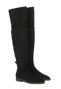 Botas de ante negras por encima de la rodilla con punta afilada y tacón plano, que presentan una textura suave y detalles de costura a lo largo del eje.