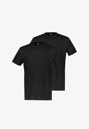 Zwei schlichte schwarze T-Shirts mit kurzen Ärmeln und Rundhalsausschnitt, flach liegend, eines leicht hinter dem anderen auf weißem Hintergrund.