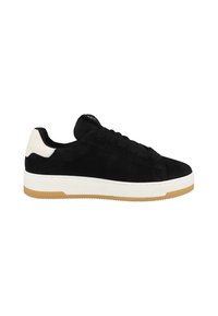 Sneaker in suede nera con lacci rotondi, dettagli in pelle bianca sul tallone e suola in gomma. Design pulito e minimalista.