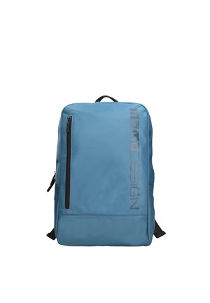 Zaino rettangolare blu con tasca verticale con cerniera e testo "MADW DESIGN" sul davanti, con spallacci e manico neri.