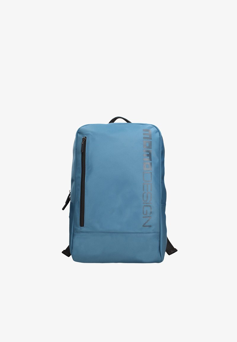 Sac à dos rectangulaire bleu avec une poche zippée verticale et le texte "MADW DESIGN" à l'avant, bretelles noires et poignée.