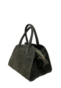 Černá semišová kabelka s dvěma krátkými uchy, zipovým uzavřením a strukturovaným tvarem. Obsahuje švy a má měkkou texturu.