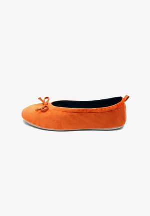 Babies ballerines en daim orange avec un bout rond, un nœud décoratif à l'avant et une doublure en tissu doux. Semelle plate avec peu de relief.