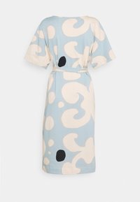 Baumwollkleid mit hellblauem Hintergrund und abstrakten cremefarbenen und schwarzen Mustern, kurzen Ärmeln, lockerer Passform und passendem Gürtel.