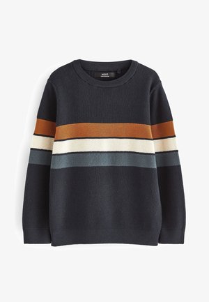 Pull en maille gris foncé avec col rond et rayures horizontales en orange rouille, crème et bleu sur la poitrine et les manches.