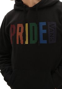 Schwarzer Hoodie mit mehrfarbigem "PRIDE"-Schriftzug in Rot, Orange, Gelb, Grün, Blau und lila "VANS"-Logo auf der Brust.