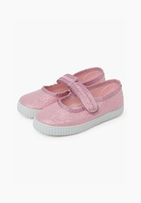 Rosa Glitzerstoffschuhe mit runder Zehenpartie, elastischem Riemen über dem Spann und weißen Gummisohlen. Glatte Textur mit glänzender Oberfläche.