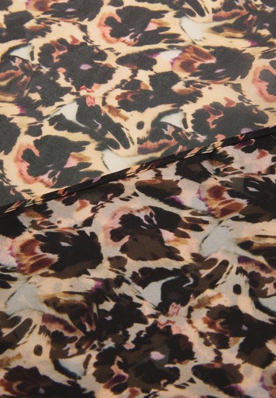Gjennomsiktig stoff med et leopardmønster i nyanser av beige, svart og hint av rosa. Lett og myk tekstur.