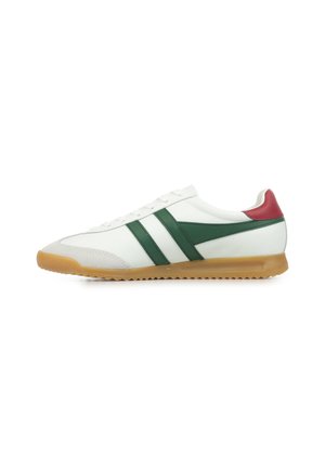 Scarpa sportiva bianca con strisce verdi, accentuazione rossa sul tallone, suola in gomma e punta texturizzata. Presenta un design con lacci e materiale sintetico liscio.