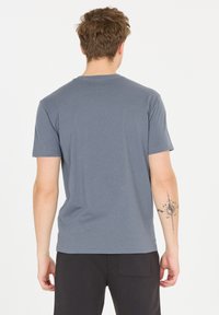 Grå bomulls t-shirt med korta ärmar, rund halsringning och en slät yta, sedd bakifrån. Inga synliga mönster eller distinkta egenskaper.