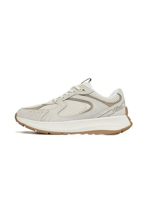 Chaussure de sport légère avec un dessus en suède et en mesh crème avec des accents beiges. Présente une semelle intercalaire blanche épaisse et une semelle extérieure en caoutchouc.