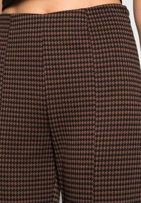 YAS YASAZORI CROPPED PANT - Calças - pinecone/black