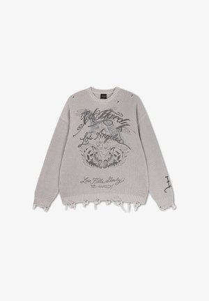 Lysegrå strikket sweater med sorte slidte detaljer, frynset kant og trykte kursivtekster samt kraniedesign på fronten og ærmet.