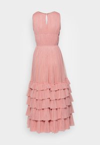 Rosa lagerdräkt med ett åtsittande liv och utfläkt fåll. Tillverkad av strukturerad tyg, har den en nyckelhålrygg och ett dekorativt midjeband.