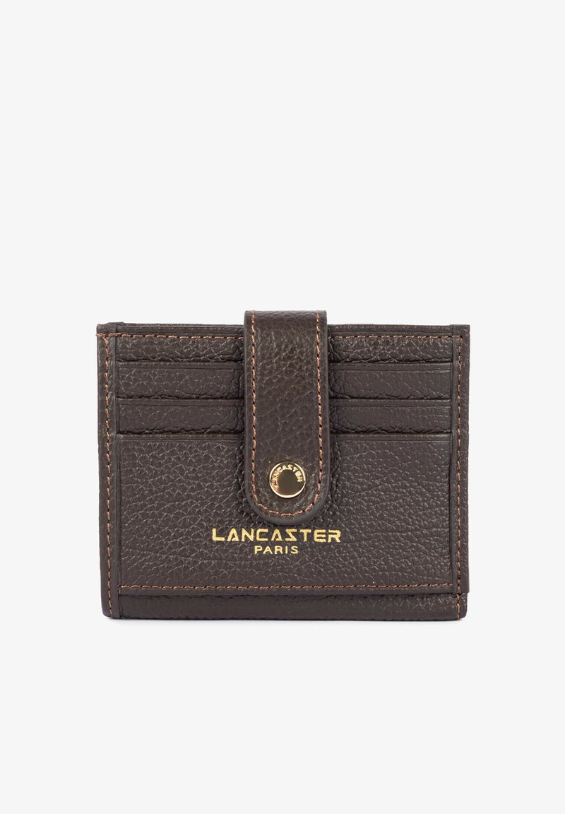 Porte-cartes en cuir texturé marron foncé avec six emplacements pour cartes, une bride à pression et le logo doré Lancaster Paris sur le devant.