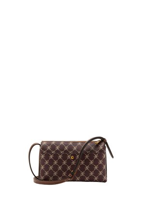 Sac bandoulière marron avec motif beige clair répétitif et bouton doré, avec une longue bandoulière réglable sur fond blanc.