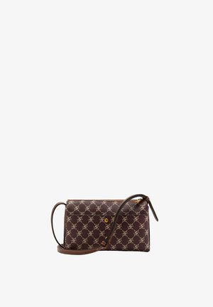 Sac bandoulière marron avec motif beige clair répétitif et bouton doré, avec une longue bandoulière réglable sur fond blanc.