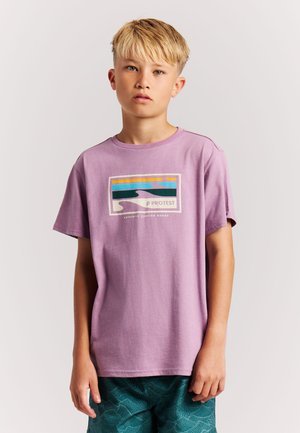 Lila Baumwoll-T-Shirt mit einem rechteckigen Druck, der Wellenmuster in Grün, Blau und Gelb zeigt. Kurzärmlig, lockere Passform.