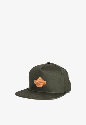 Olíva zöld snapback sapka lapos karimával, amelyen egy hatszögletű barna bőr folt található "BLACKSKIES" felirattal és logóval.