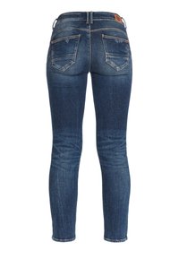 Jean en denim bleu foncé avec une coupe slim, dotés d'une taille mi-haute, de quatre poches arrière et d'accents de couture visibles. Texture lisse.