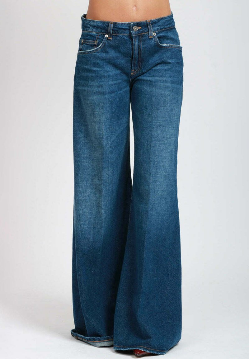 Jeans a gamba larga in denim blu scuro con vita alta, dotati di cinque tasche e cuciture sottili. Il tessuto sembra morbido con una superficie liscia.