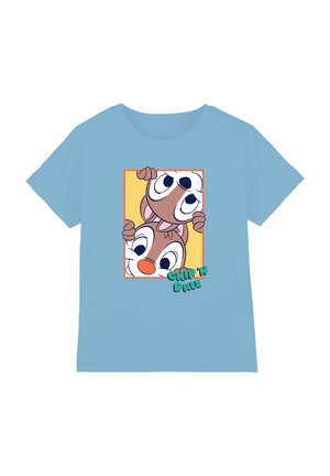 Hellblaues T-Shirt mit den Cartoonfiguren Chip und Dale, die durch einen rechteckigen Rahmen lugen, mit dem Text "Chip 'n Dale" unten rechts.