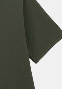 Chemise olive à manches courtes avec une texture lisse et une coupe décontractée ; présente un col rond simple et des coutures nettes le long des bords.