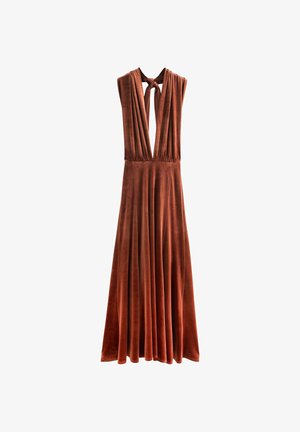 Vestido maxi de terciopelo en color óxido con escote en V profundo, diseño plisado, sin mangas y cierre con lazo en la parte posterior. Textura suave.
